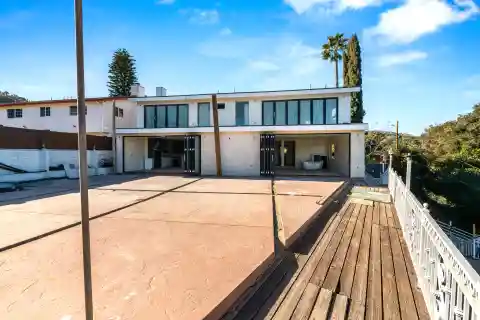 Great Opportunity in the Hollywood Hills/studio City Area