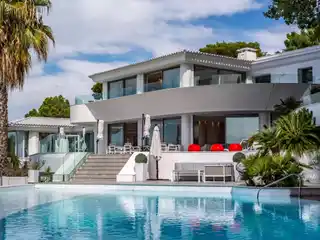 Exceptional Property in an Elevated Setting