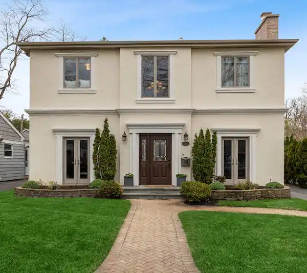 SUNLIT TRADITIONAL HOME WITH SPACIOUS FAMILY AREAS