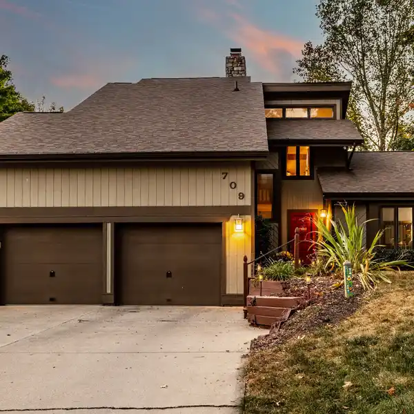 LAKEFRONT LUXURY RETREAT WITH PRIVATE DOCK AND STUNNING VIEWS