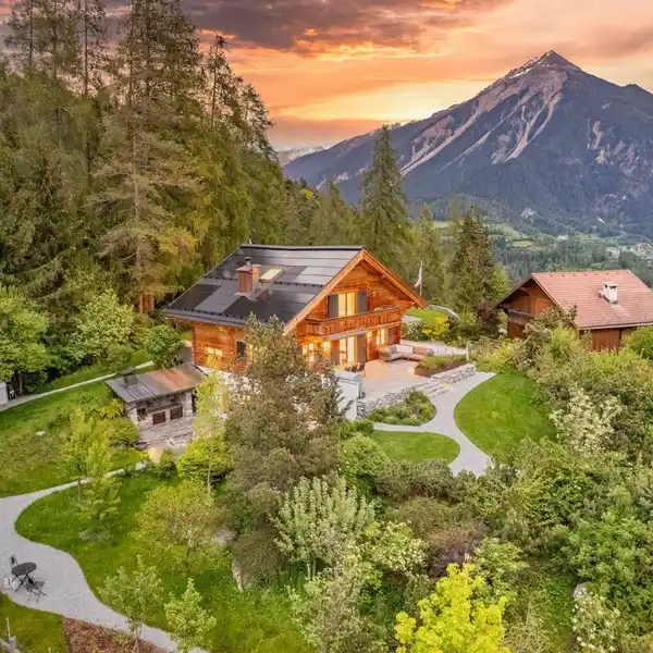 A CHALET ON THE SUNNY PLATEAU OF ALVANEU DORF
