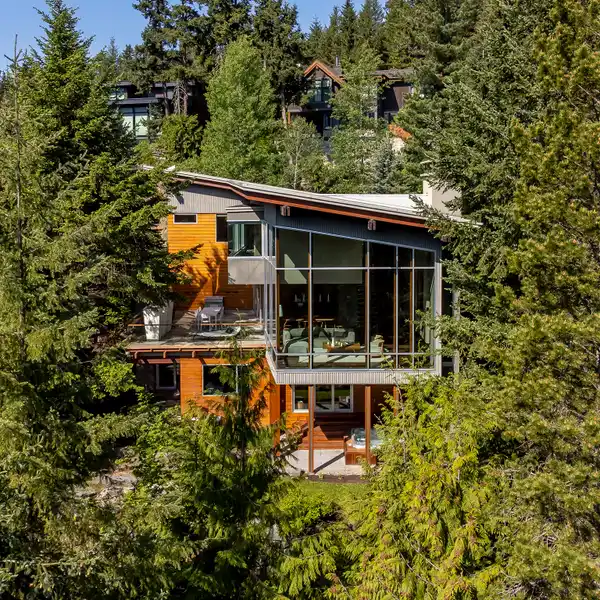 MOUNTAIN RETREAT WITH PANORAMIC MOUNTAIN VIEWS