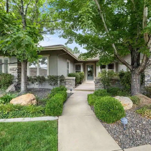 BEAUTIFUL SINGLE-STORY HOME IN GATED MOUNTAINSHYE