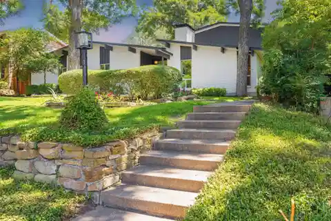 Mid-Century Marvel Nestled in White Rock