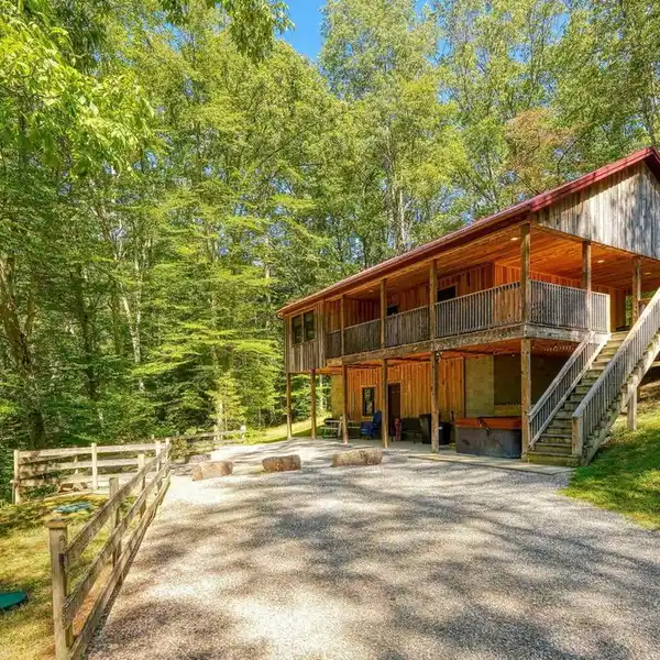 60-ACRE ESCAPE IN THE HOCKING HILLS REGION