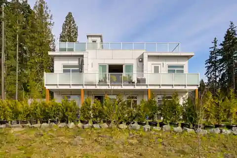 Executive Residence with Lake Access
