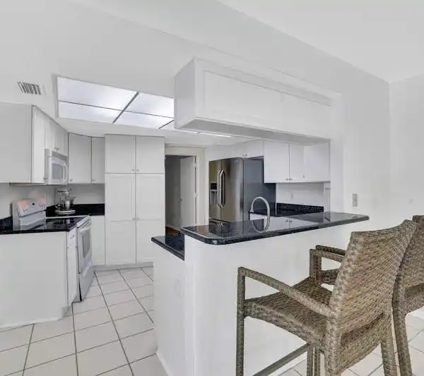 FLORIDA WATERFRONT COMFORT WITH SCREENED LANAI