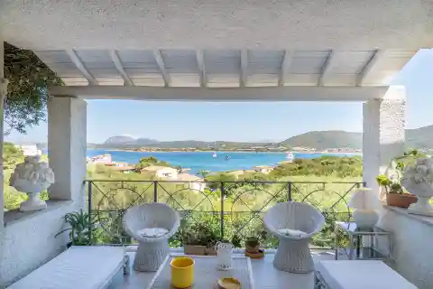 Spectacular Residence with Sparkling Bay Views