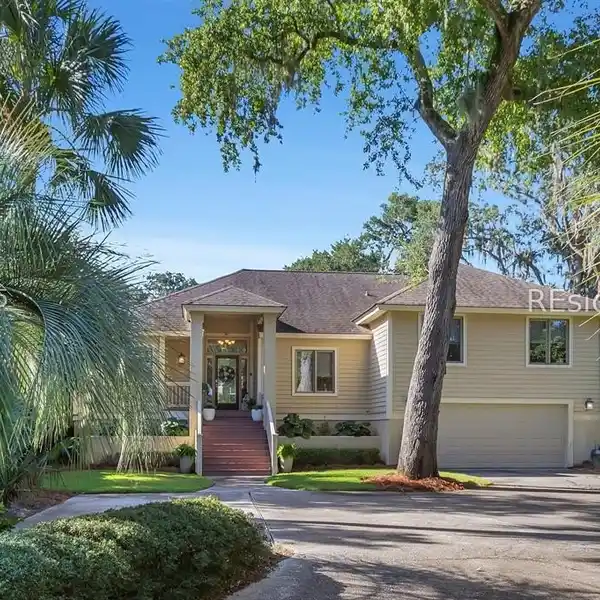 ENTERTAINER’S DREAM HOME WITH PRIVATE POOL RETREAT