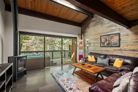 Spacious Townhome Nestled in the Heart of the Mountain Area