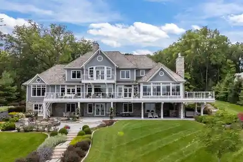 Exquisite Pine Lake Estate