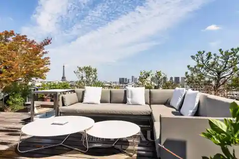 Top-Floor Apartment with Two Terraces