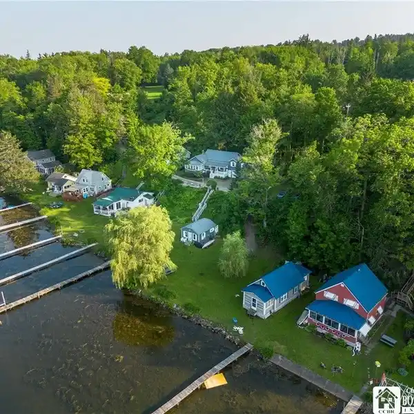 CHARMING LAKEFRONT COTTAGE