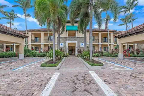 Gorgeous End Unit in the Cottages at Naples Bay Resort