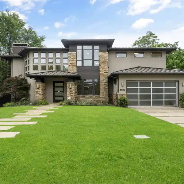 SECLUDED LUXURY IN LAKEWOOD