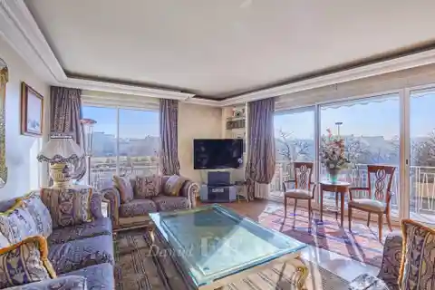 Dual-aspect Apartment with Beautiful Open Views