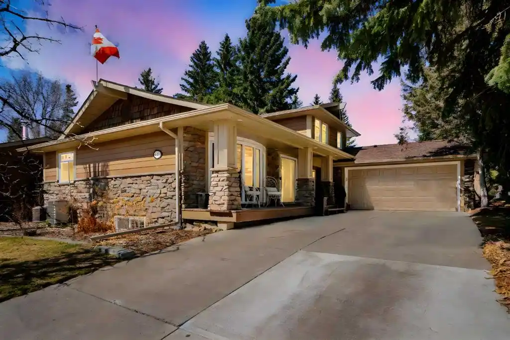 Distinguished Lake Bonavista Property