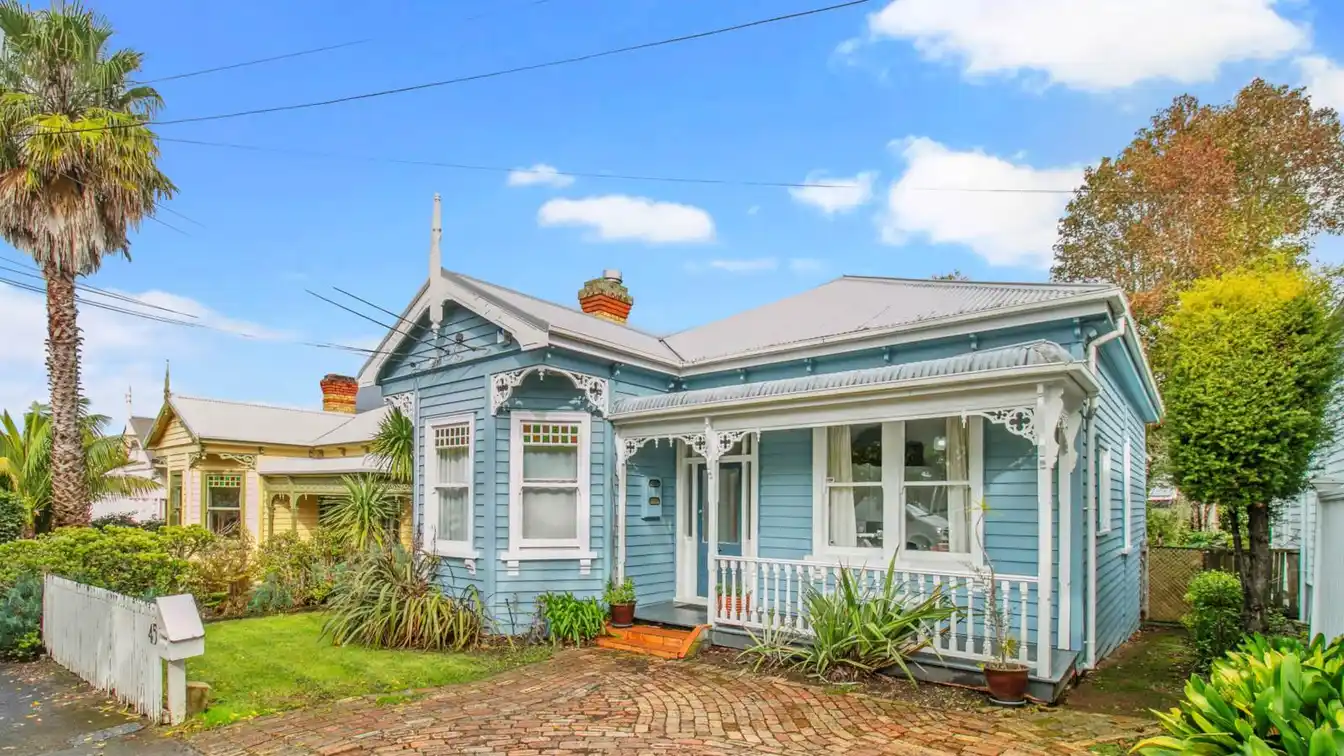 Attractive Bay Villa with Original Features