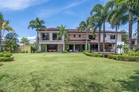 Elegant Living Surrounded by Natural Beauty