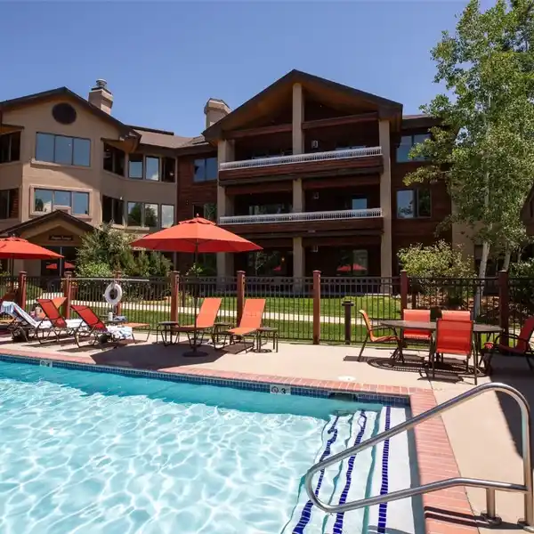 TURNKEY GROUND FLOOR CONDO IN ASPEN LODGE AT TRAPPEUR'S CROSSING
