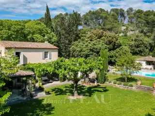 Peaceful Retreat at the Foot of Alpilles