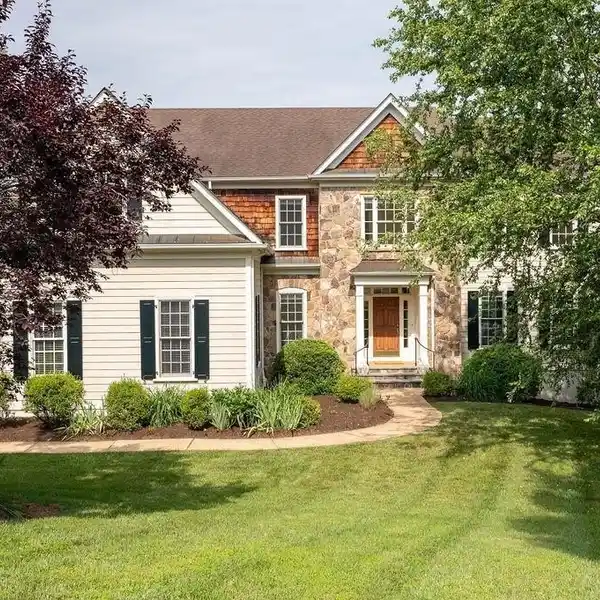 RARE OPPORTUNITY IN GLENMORE