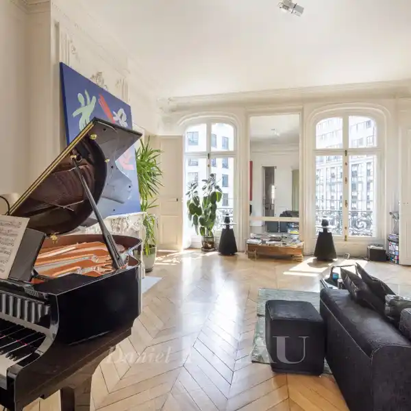 GRACIOUS APARTMENT IN GREAT LOCATION