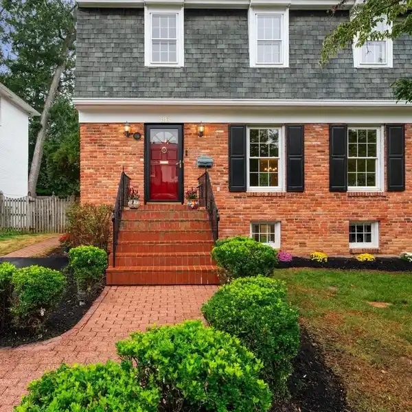 BEAUTIFULLY RENOVATED COLONIAL IN KINGS MANOR