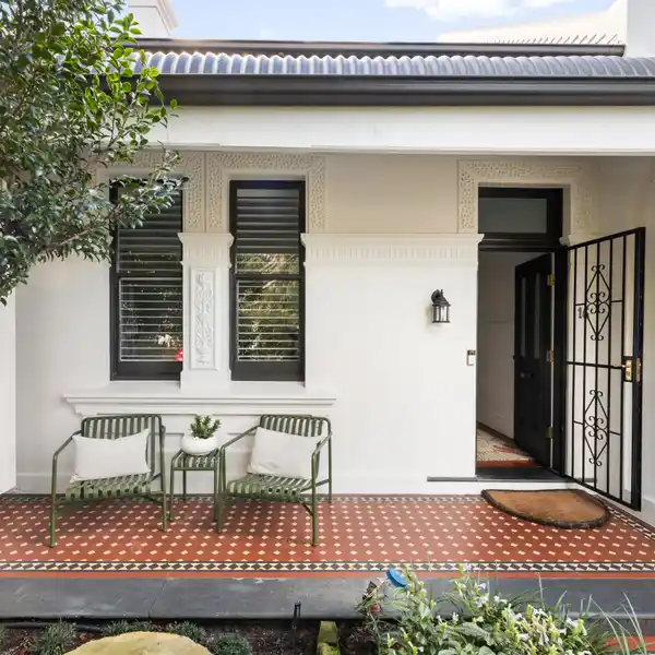TIMELESS CHARACTER WITH ELEGANT MODERN STYLE