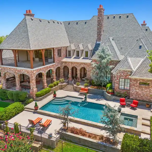 UNPARALLELED BLEND OF LUXURY AND COMFORT