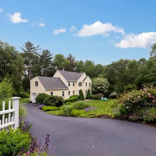 SPECTACULAR COLONIAL ON IMMACULATE GROUNDS