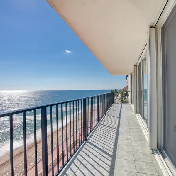 UNIQUE UNIT WITH SPECTACULAR DIRECT OCEAN VIEWS