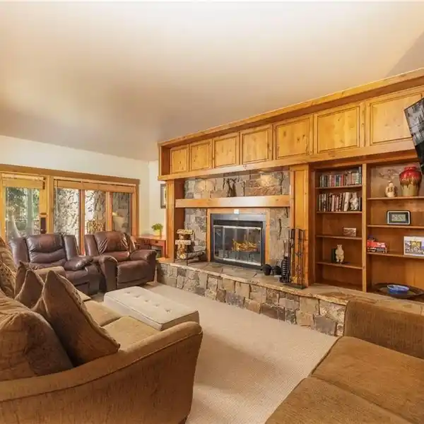 BEAUTIFULLY UPDATED SKI-IN/SKI-OUT RESIDENCE