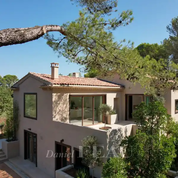 RENOVATED HOME IN A LEAFY SETTING