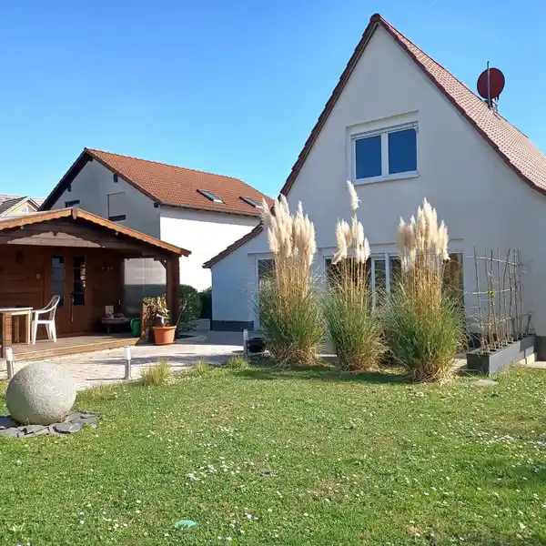 RENOVATED SINGLE-FAMILY HOUSE WITH LARGE GARDEN