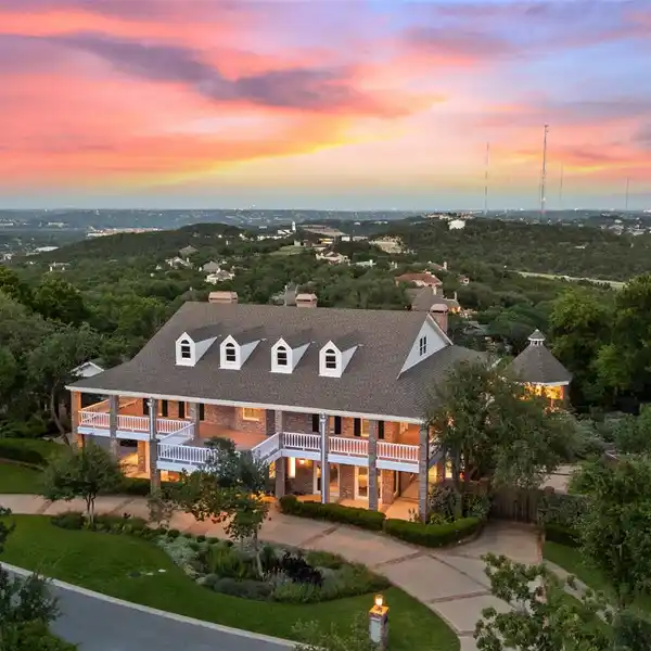 CLASSIC SOUTHERN BEAUTY IN ROB ROY