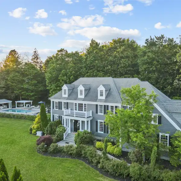 REFINED LIVING BLENDING TRADITIONAL AND CONTEMPORARY VIBES