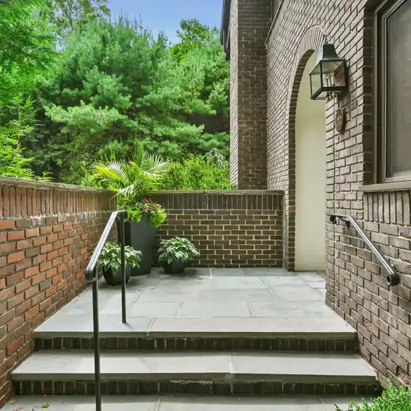 ELEGANT END UNIT TOWNHOUSE IN CANAAN CLOSE