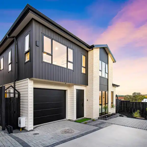 MODERN BEACHSIDE LIVING WITH DESIGNER COMFORTS