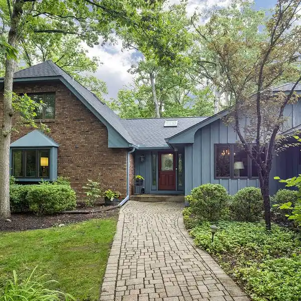 LUXURY AND TRANQUILITY ON NEARLY AN ACRE