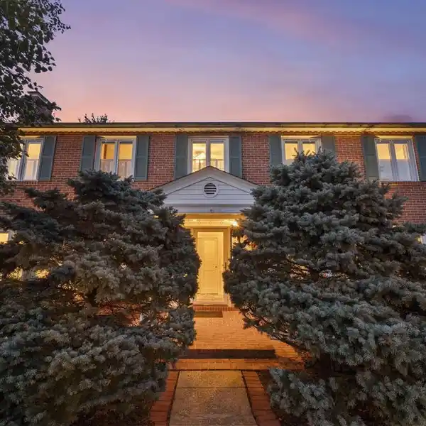 TIMELESS ELEGANCE ON SPACIOUS CORNER