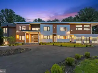 New Custom Contemporary on 2.2 Acres