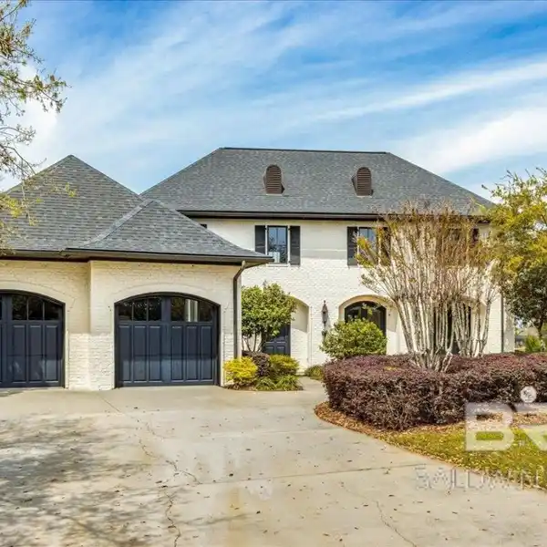 CUSTOM HOME OFFERING ULTIMATE LUXURY