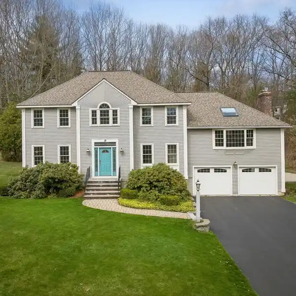 TIMELESS CENTER ENTRANCE COLONIAL