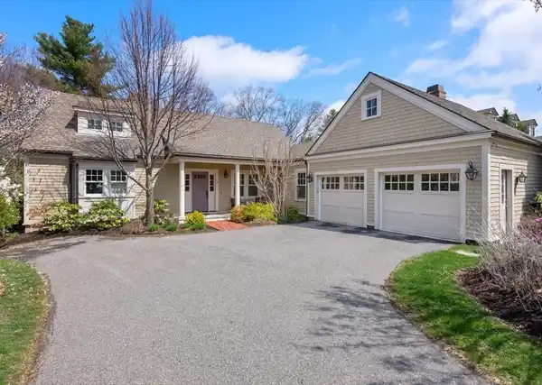 HIGH-END TURNKEY RESIDENCE IN COVETED HIGHLAND MEADOWS