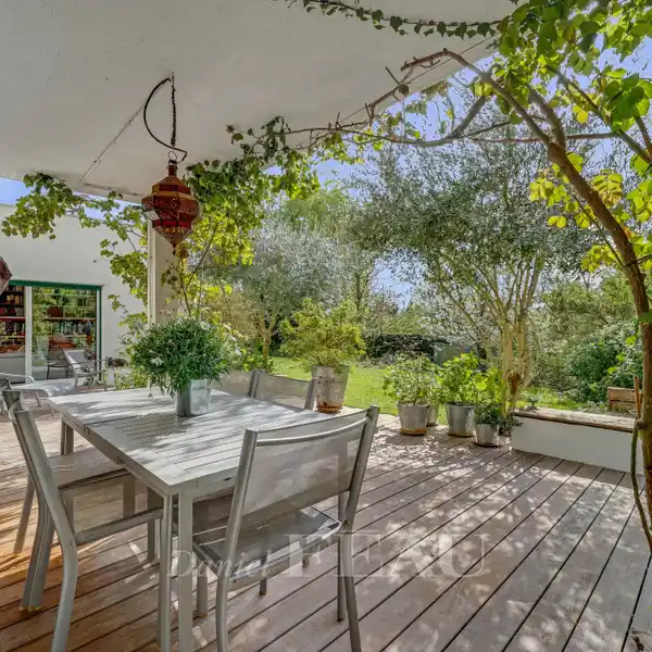 LIGHT-FILLED FAMILY HOME WITH MEDITERRANEAN GARDEN