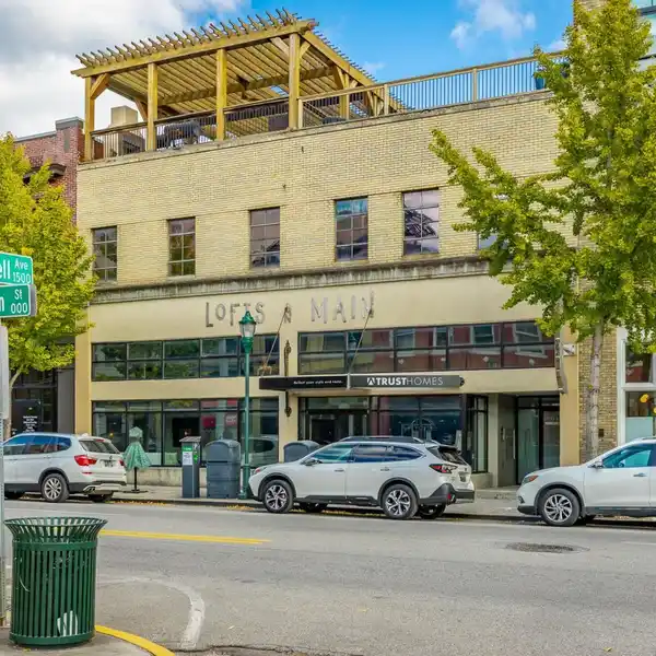 BEAUTIFUL OPEN-CONCEPT CONDO