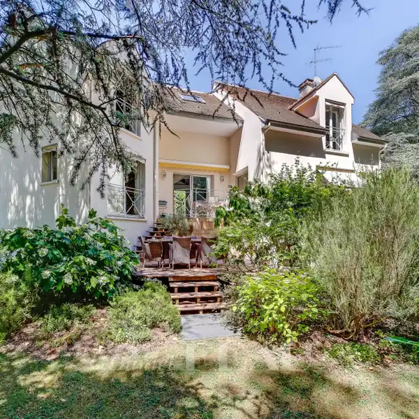 PRIVILEGED LIVING IN A PEACEFUL SETTING