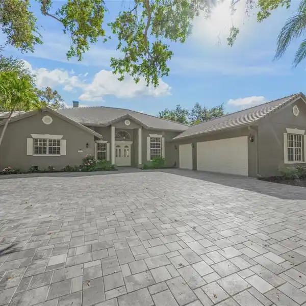 LARGE CUSTOM-BUILT HOME IN THE LANDINGS