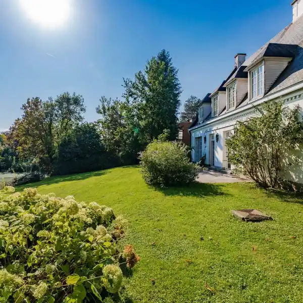 SPACIOUS VILLA ON MAGNIFICENT PROPERTY
